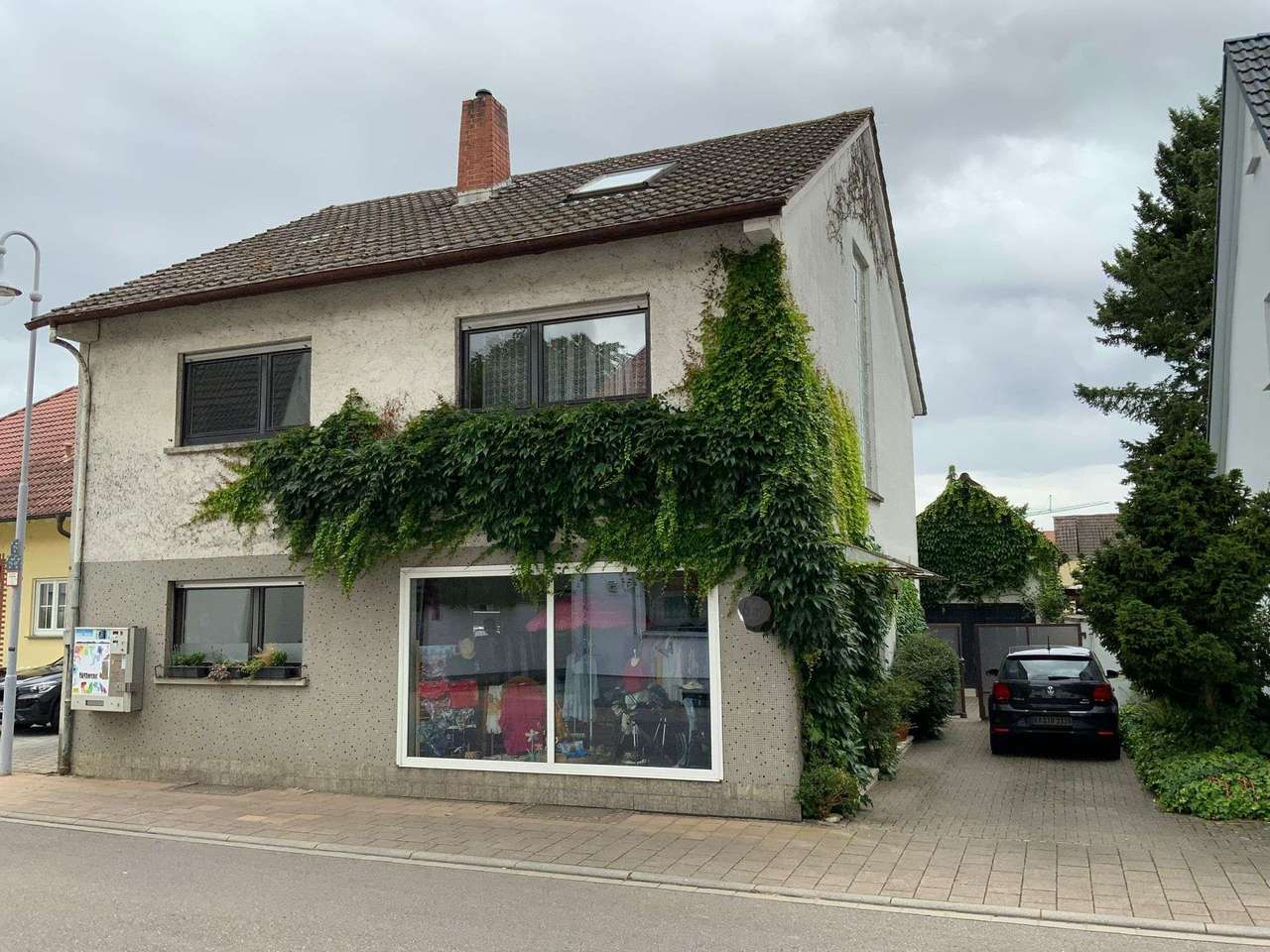 Vielseitiges 1-2-Familiehaus mit schönem Garten und großer Garage