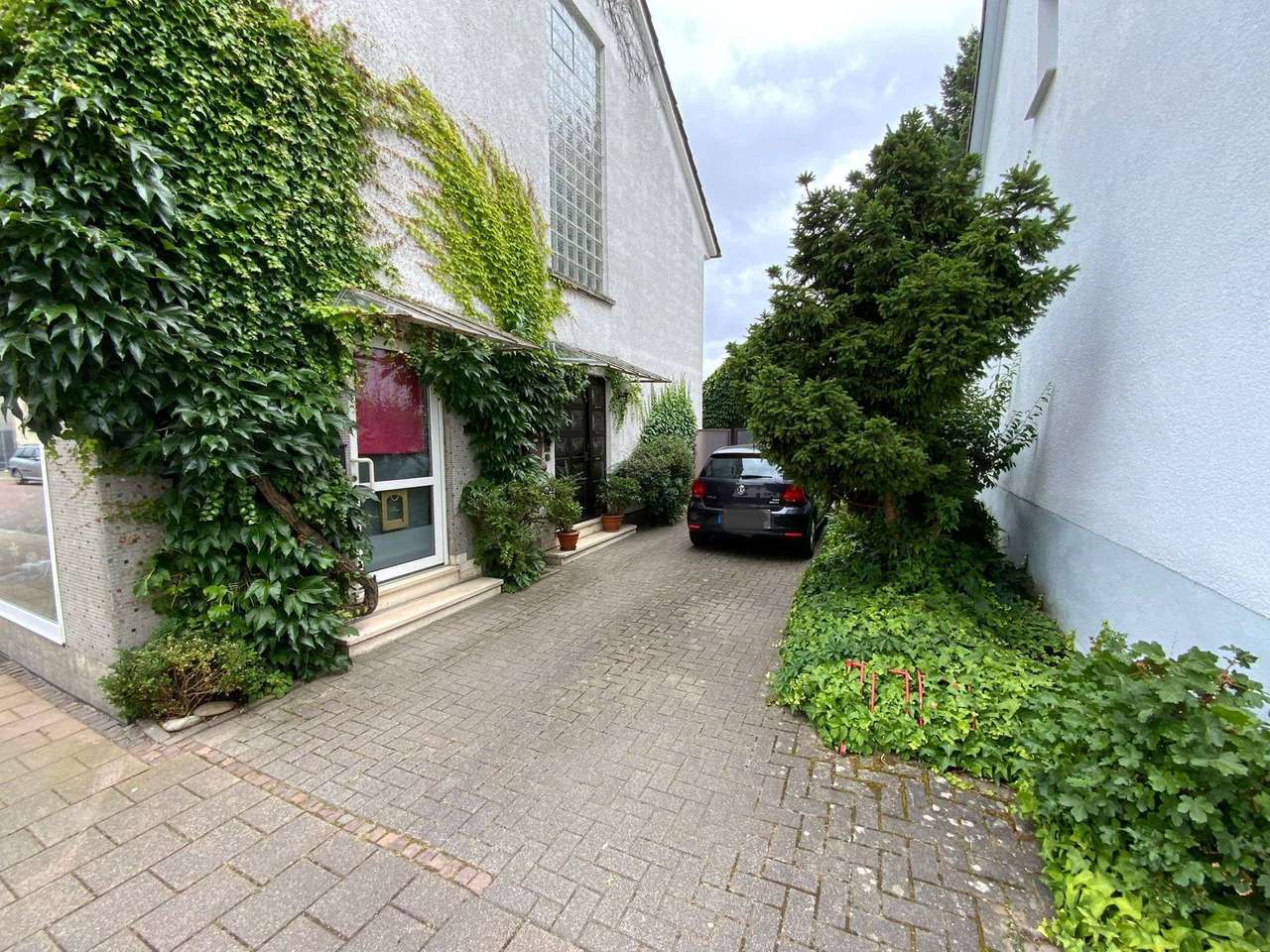 Vielseitiges 1-2-Familiehaus mit schönem Garten und großer Garage