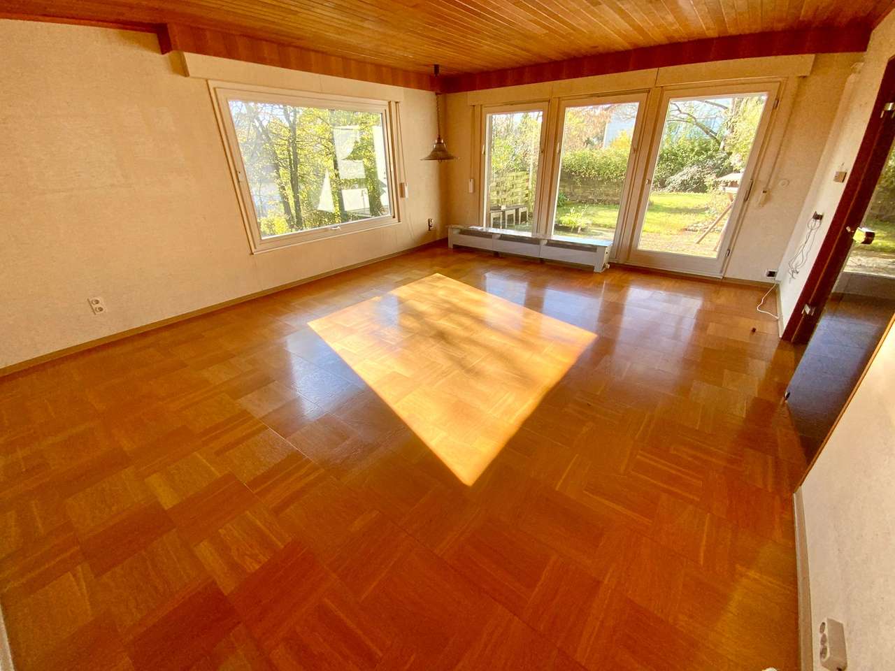 Herrlicher Bungalow mit Doppelgarage und einem sonnigen Grundstück in bester Lage von Baiertal